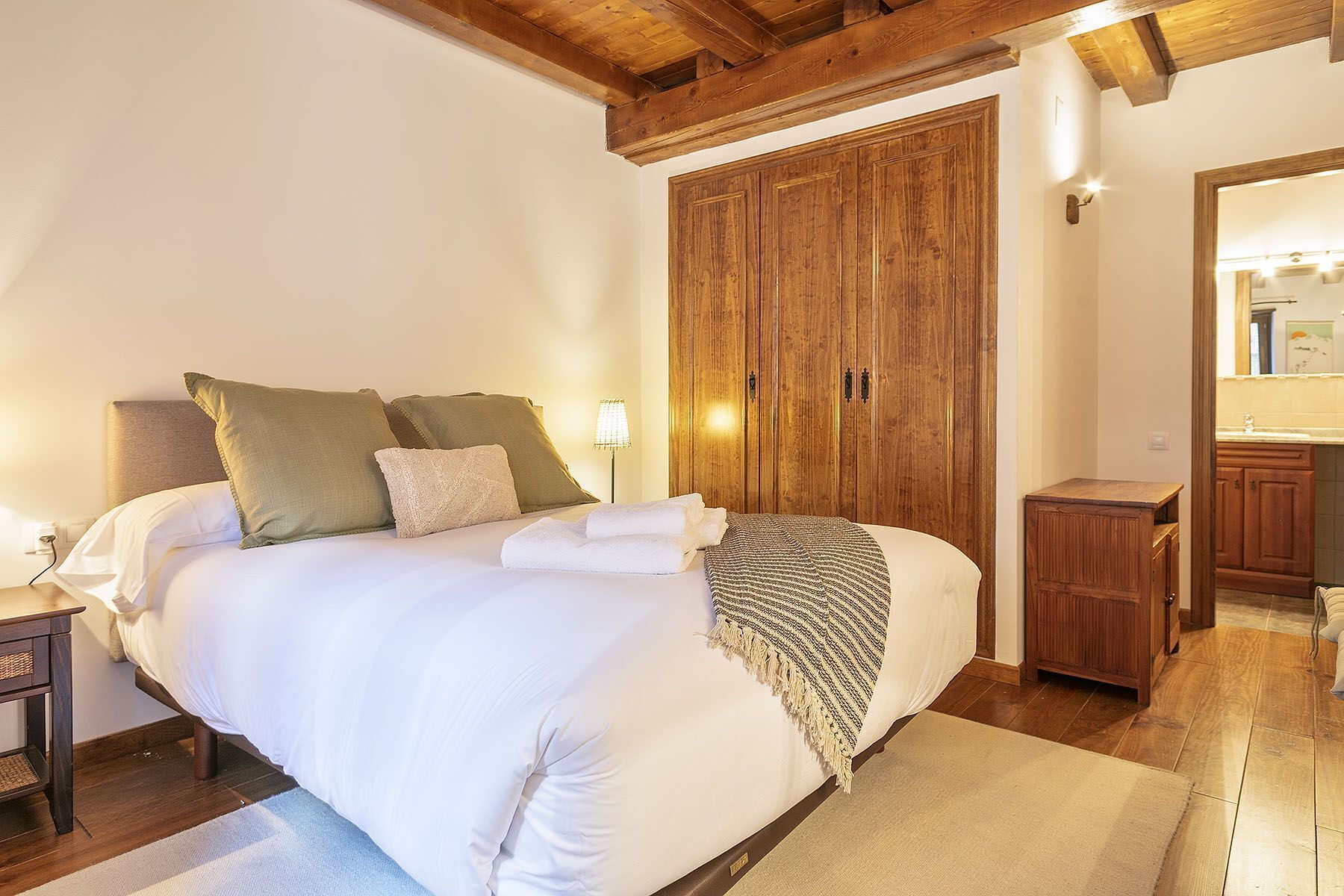 2 dormitorios, tabla de planchar con plancha, wifi y ropa de cama