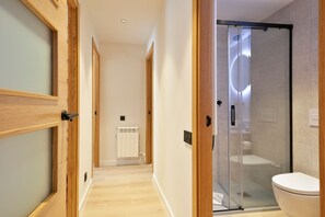 Ducha, secador de pelo, toallas