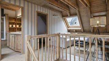 Una televisión, una chimenea