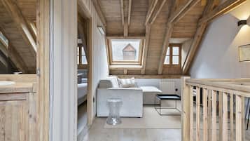 Una televisión, una chimenea