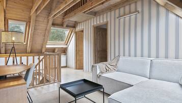 Una televisión, una chimenea