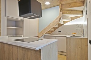 Réfrigérateur, lave-vaisselle, cafetière/bouilloire, grille-pain