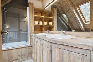Shower, hair dryer, towels - Luderna - Casa con terraza Codorna (Arties)