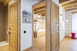 3 makuuhuonetta, työpöytä, silitysrauta/-lauta, internet