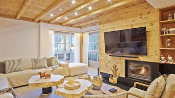 Smart TV, fireplace, DVD player