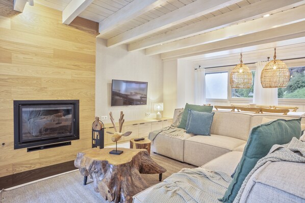 Smart TV, fireplace