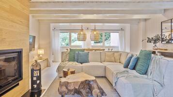 Een smart-tv en een open haard