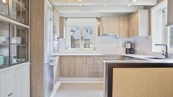 Een koelkast, een magnetron, een oven, een vaatwasser