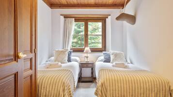 3 bedrooms, iron/ironing board, internet, bed sheets