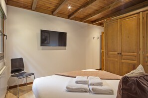 3 habitaciones, tabla de planchar con plancha, internet y ropa de cama