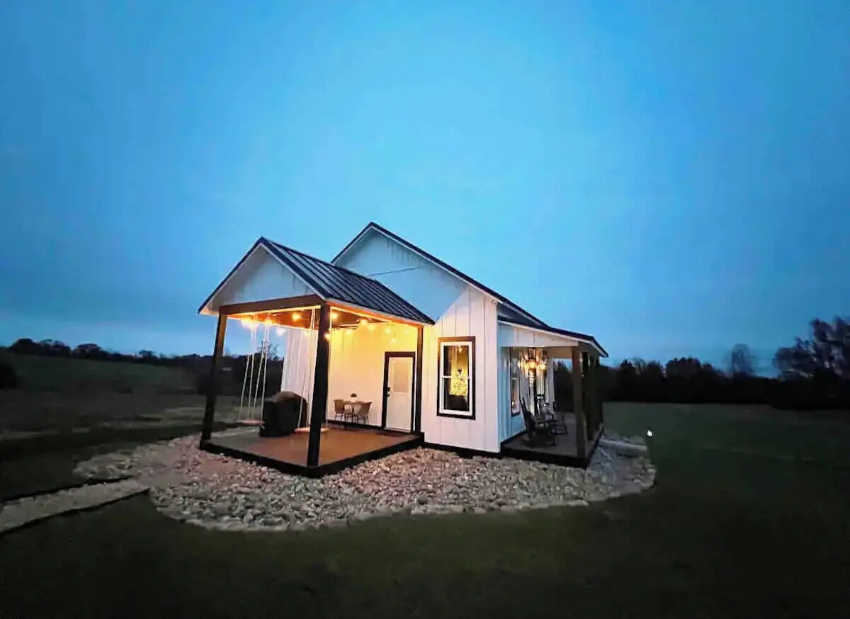 Welcome to Savannah's Cottage, a charming picturesque location nestled in the heart of farming co...