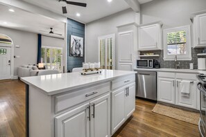 冷蔵庫、電子レンジ、オーブン、コンロ