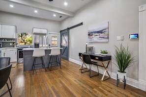 冷蔵庫、電子レンジ、オーブン、コンロ