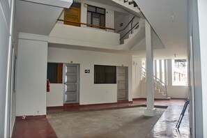 Habitación con 1 cama doble o 2 individuales, 1 habitación, vistas a la ciudad, en esquina | Zona de estar