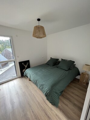 3 slaapkamers, een strijkplank/strijkijzer, beddengoed