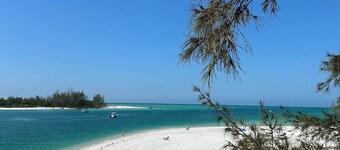 DM Shorewalk -Pool, Tennis, Pickle ball, near Beaches Anna Maria Island and IMG
