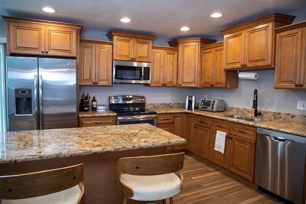 Een microgolfoven, een oven, een kookplaat, een vaatwasser