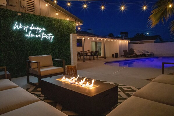 Terrace/patio - Cactus Clubhouse: Sleek midcentury modern desert retreat in Scottsdale, AZ (Scottsdale)