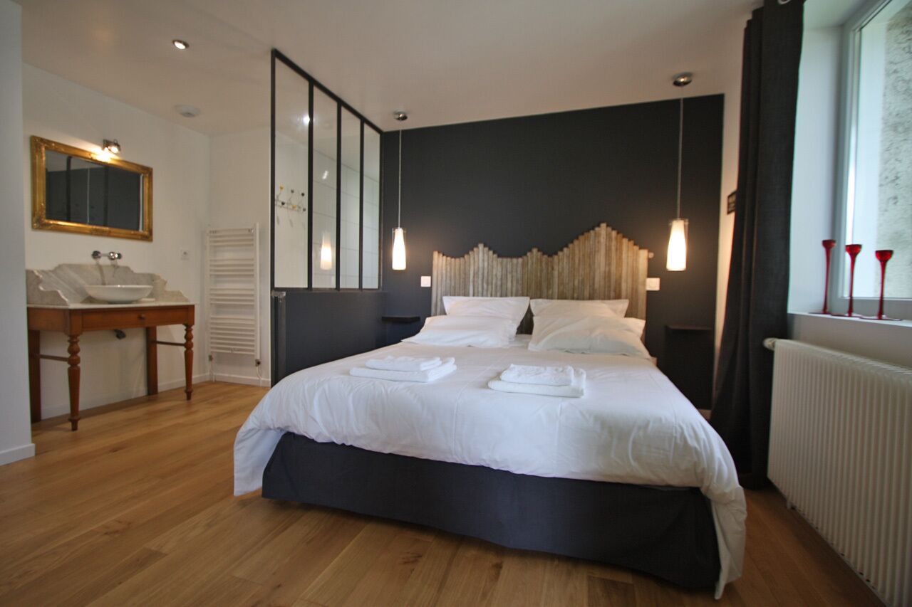 Chambre 1 avec lit king size (160) + espace sdb avec grande douche + WC séparé.
