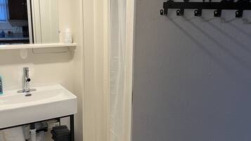 SĂšche-cheveux, serviettes fournies, savon, papier toilette