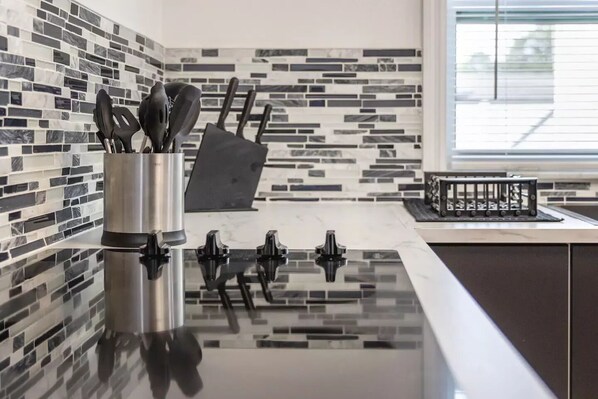 Private kitchen - Cozy home 15 minutes away from Tarpon Springs. (Holiday)