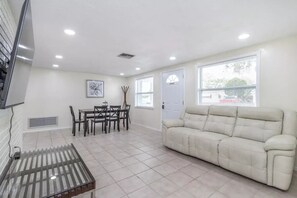 Living area - Cozy home 15 minutes away from Tarpon Springs. (Holiday)