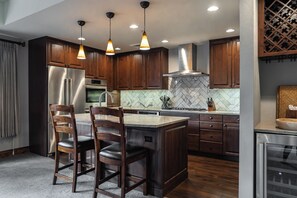 Private kitchen - Alpine Penthouse - In the Heart of Downtown McCall (McCall)