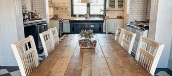 Hot Tub - Chefs Kitchen-Fenced Yard- Historic Home