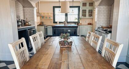Hot Tub - Chefs Kitchen-Fenced Yard- Historic Home