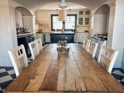 Hot Tub - Chefs Kitchen-Fenced Yard- Historic Home