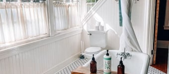 Hot Tub - Chefs Kitchen-Fenced Yard- Historic Home