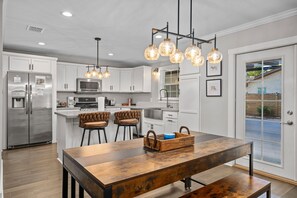 Fridge, microwave, oven, stovetop - 3 en-suites, hot tub & game rm (Fredericksburg)