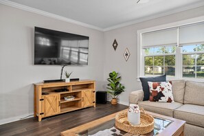 Smart TV - 3 en-suites, hot tub & game rm (Fredericksburg)