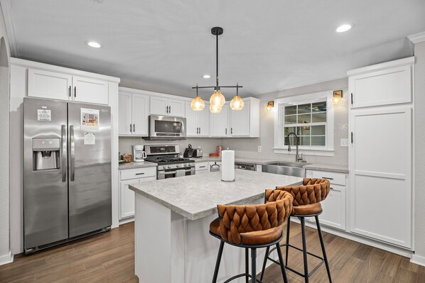 Fridge, microwave, oven, stovetop - 3 en-suites, hot tub & game rm (Fredericksburg)