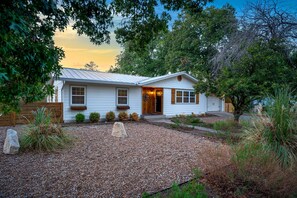 Exterior - 3 en-suites, hot tub & game rm (Fredericksburg)