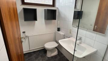 Haartrockner, Handtücher, Seife, Toilettenpapier