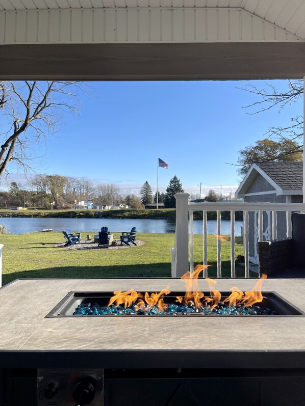 Terrace/patio - Cozy riverfront cottage with an easy beach-inspired coastal MI vibe! (Oscoda)