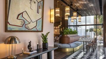 Tägliches Frühstücksbuffet (20 USD pro Person)