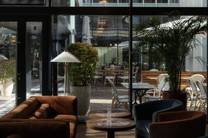 Bar (trong khuôn viên)