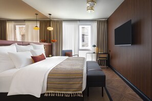 高档床上用品、记忆海绵床垫、迷你吧、客房内保险箱