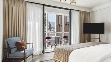 Signature Suite | Premium bedding, memory foam beds, minibar, in-room safe