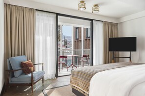 Signature suite | Luxe beddengoed, bedden met traagschuimmatrassen, een minibar