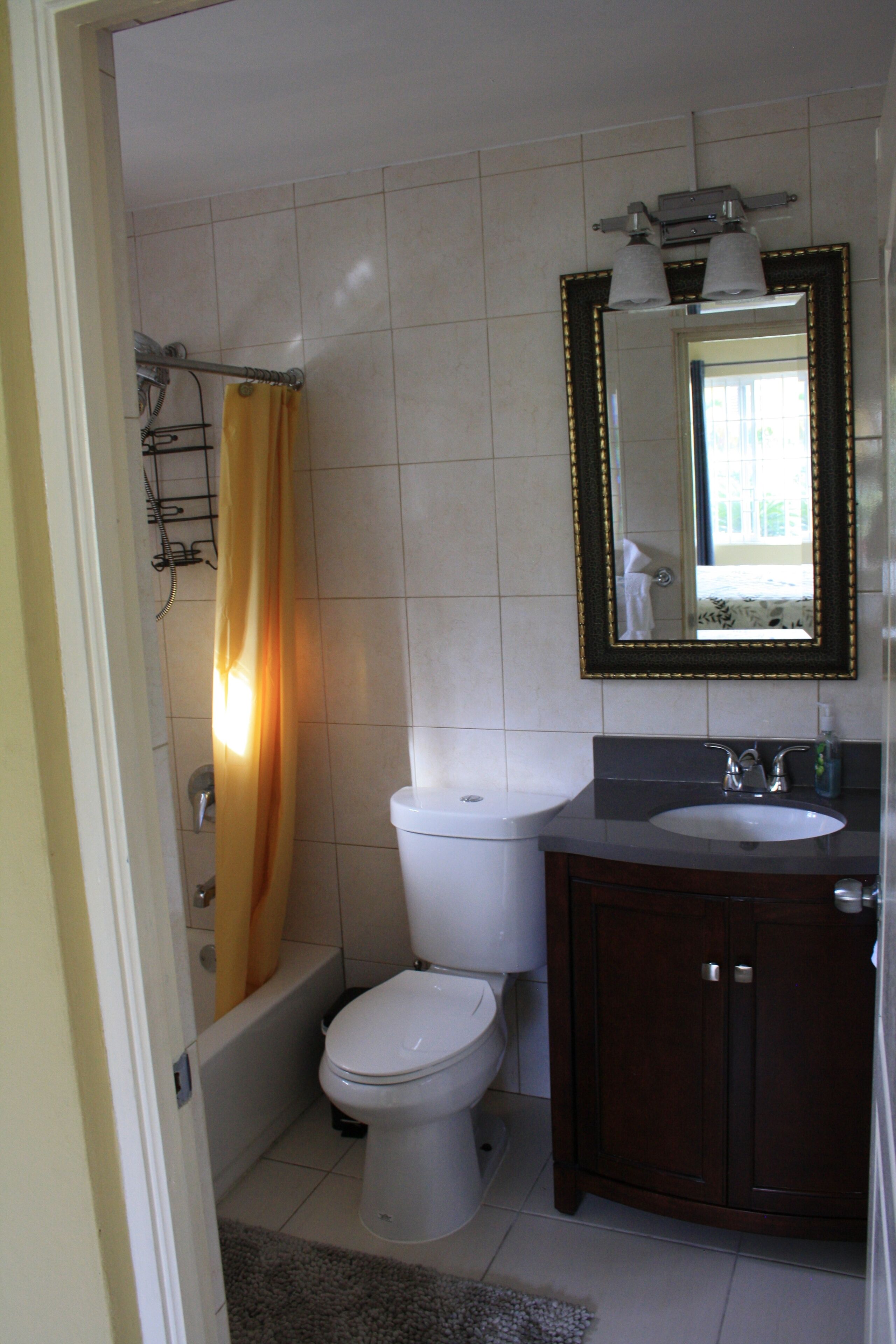 Une salle de bain avec des toilettes, un lavabo et une baignoire.