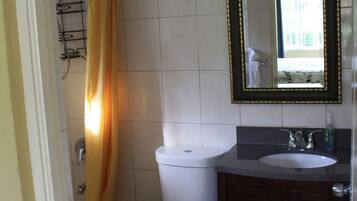 Une salle de bain avec des toilettes, un lavabo et une baignoire.