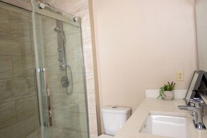 ヘアドライヤー、タオル、石鹸、トイレットペーパー