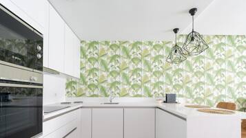 Een koelkast, een magnetron, een oven, een vaatwasser