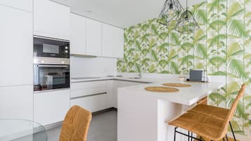 Een koelkast, een magnetron, een oven, een vaatwasser