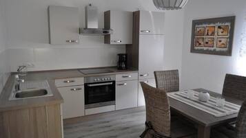 Fridge, oven, stovetop, coffee/tea maker