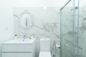 Dusche, Haartrockner, Handtücher, Toilettenpapier