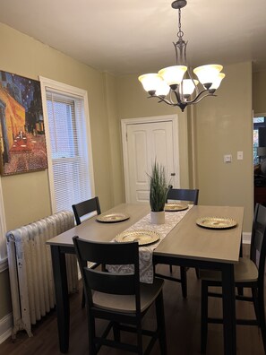 Dining - Cozy on the Hill. Close to Riverfront, Brandywine park and great food (Wilmington)